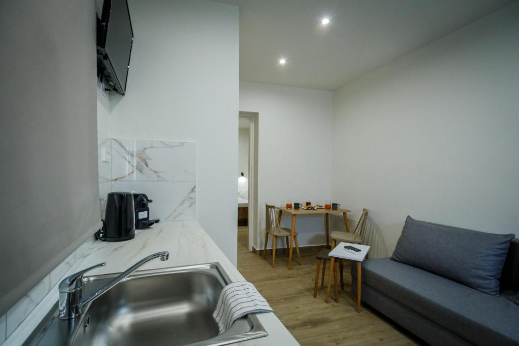 Kuchyňa alebo kuchynka v ubytovaní Central Corner Apts - Charming Apartments for 3 in the Heart of the City Perfect for Memorable Summer Experiences By Villa Mana Gers