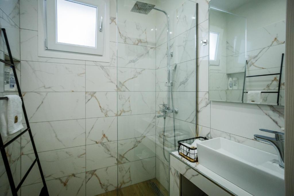 Kúpeľňa v ubytovaní Central Corner Apts - Charming Apartments for 3 in the Heart of the City Perfect for Memorable Summer Experiences By Villa Mana Gers