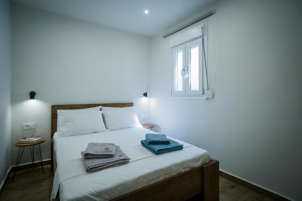 Posteľ alebo postele v izbe v ubytovaní Central Corner Apts - Charming Apartments for 3 in the Heart of the City Perfect for Memorable Summer Experiences By Villa Mana Gers