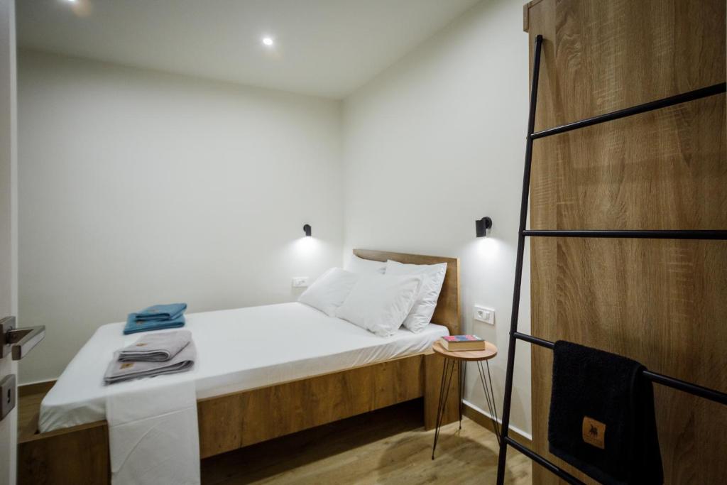 Posteľ alebo postele v izbe v ubytovaní Central Corner Apts - Charming Apartments for 3 in the Heart of the City Perfect for Memorable Summer Experiences By Villa Mana Gers