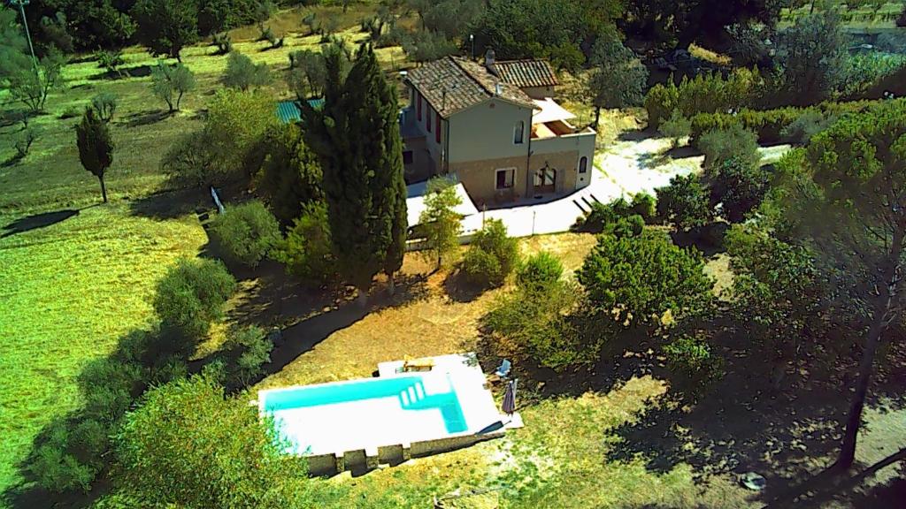 una vista aérea de una casa con piscina en Le Giuncaie - Vigna con alloggio, en Montescudaio