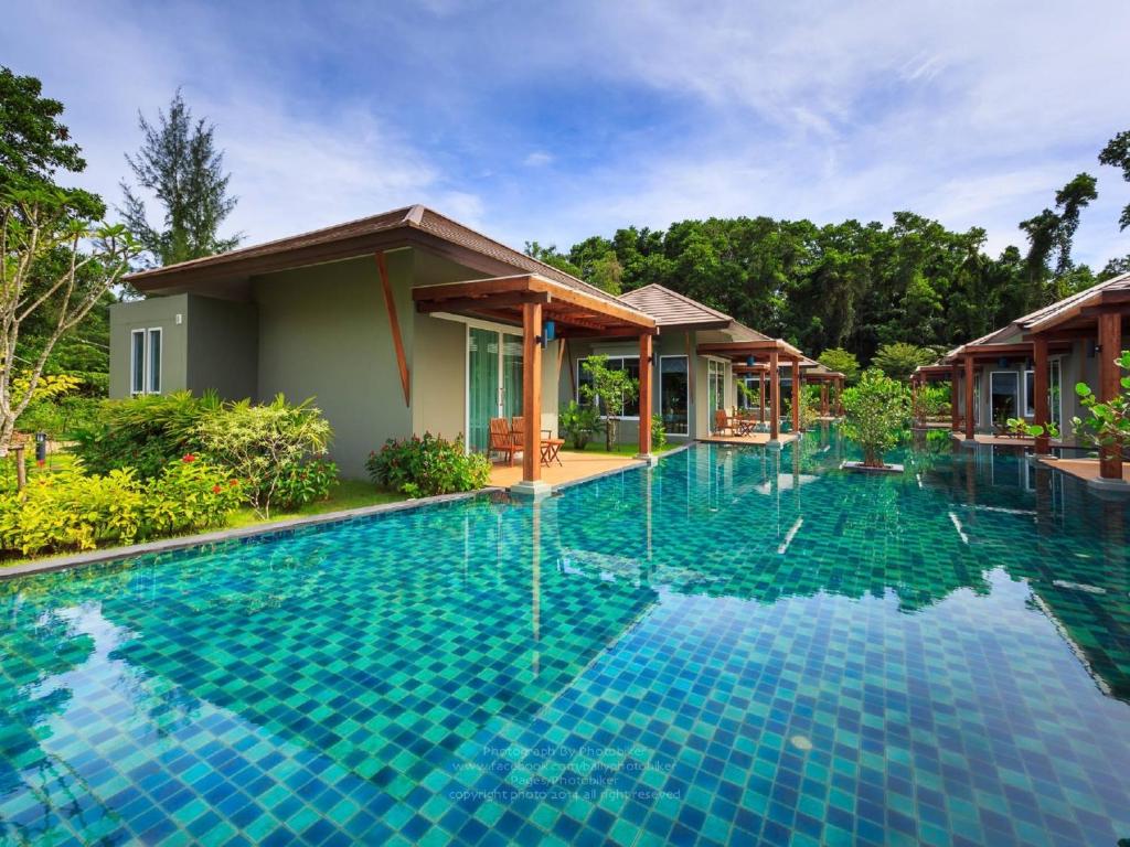 Bazén v ubytování Khaolak Forest Resort nebo v jeho okolí