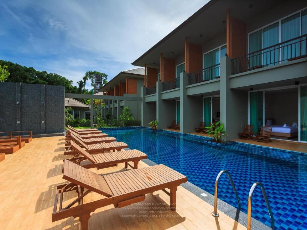 Bazén v ubytování Khaolak Forest Resort nebo v jeho okolí