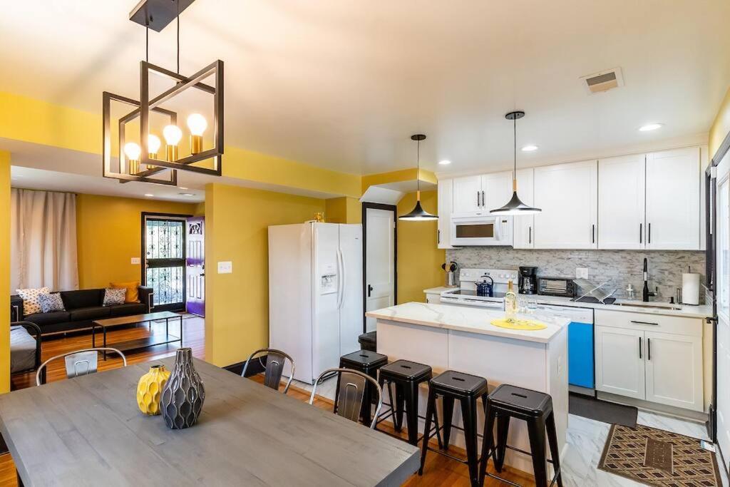 Η κουζίνα ή μικρή κουζίνα στο Luxury spacious charming DC row house plus free parking