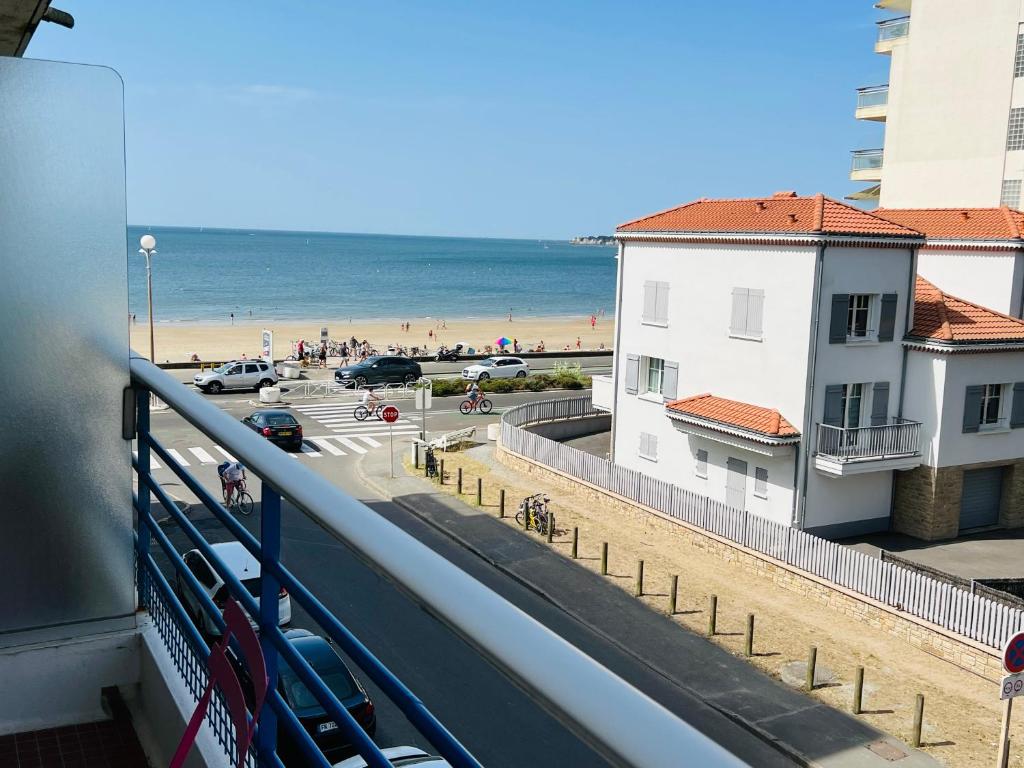 un balcon avec vue sur la plage et l'océan dans l'établissement STUDIO + La Baule 20m de la mer, à La Baule