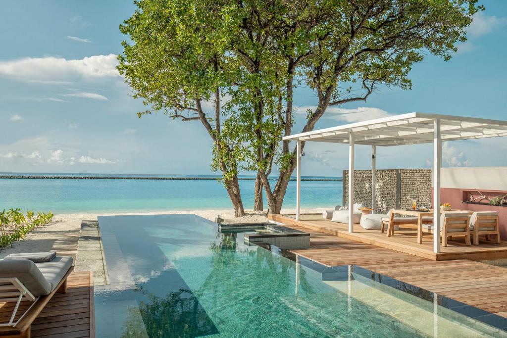 Four Seasons Resort Maldives at Landaa Giraavaru photo 2