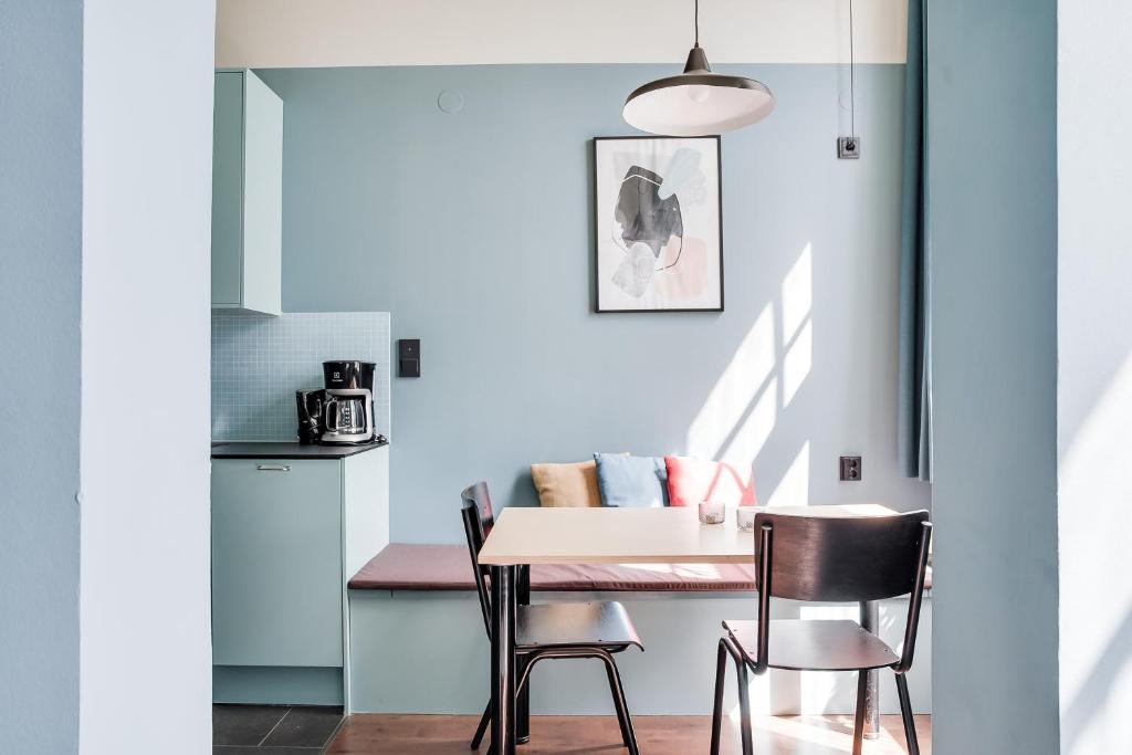 - une salle à manger avec une table et des chaises dans l'établissement Forenom Aparthotel Malmö Varvsstaden, à Malmö