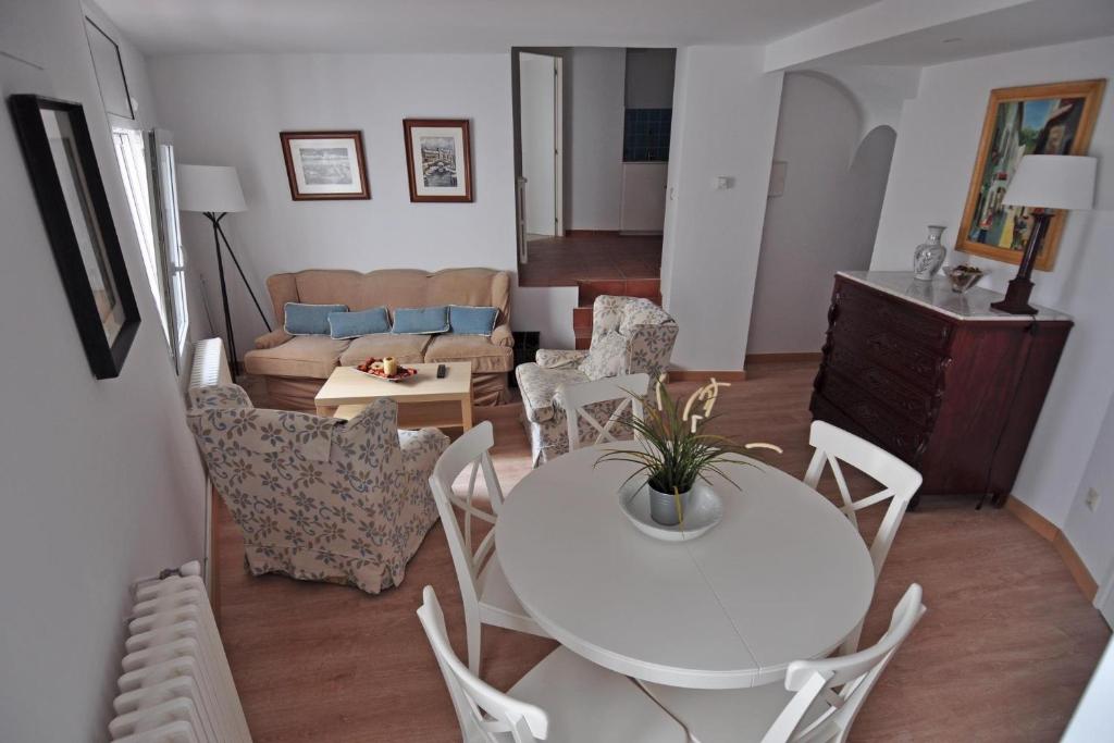 uma sala de estar com uma mesa branca e cadeiras em LETS HOLIDAYS Apartment for 6 people 1 min walking to the beach em Tossa de Mar