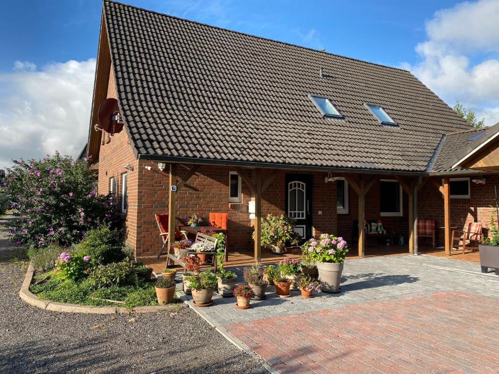 ein Haus mit Topfpflanzen davor in der Unterkunft Lieblingsort Buxtehude in Buxtehude