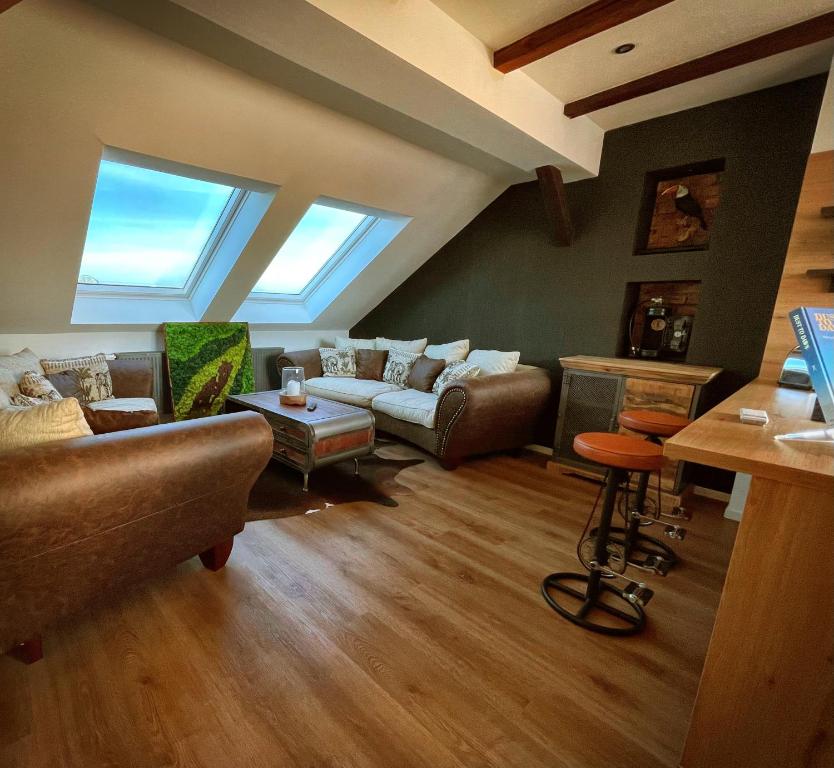 een woonkamer met een bank en een tafel bij Studio Hundertwasser in Erfurt