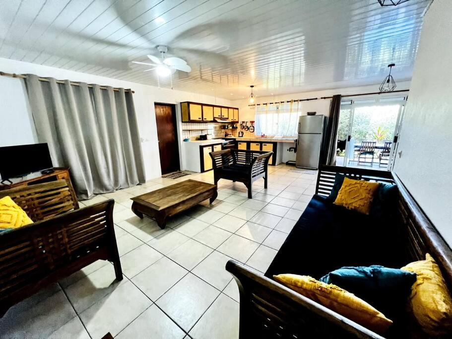 波拉波拉的住宿－KAHAI LODGE Maison tout confort et spacieuse à Bora Bora，客厅配有沙发和桌子
