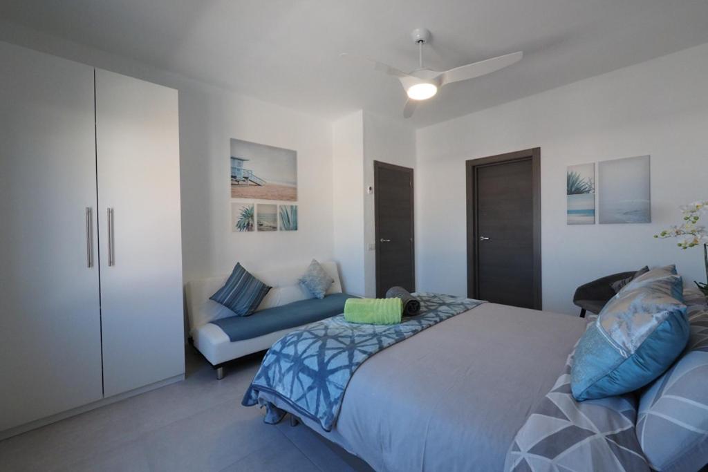 Postel nebo postele na pokoji v ubytování Private apartment with mountain and sea views, La Asomada, Lanzarote