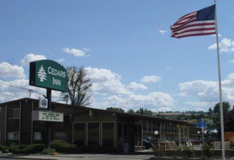 Znak dla stożkowego zajazdu z amerykańską flagą w obiekcie Cedars Inn Lewiston w mieście Lewiston