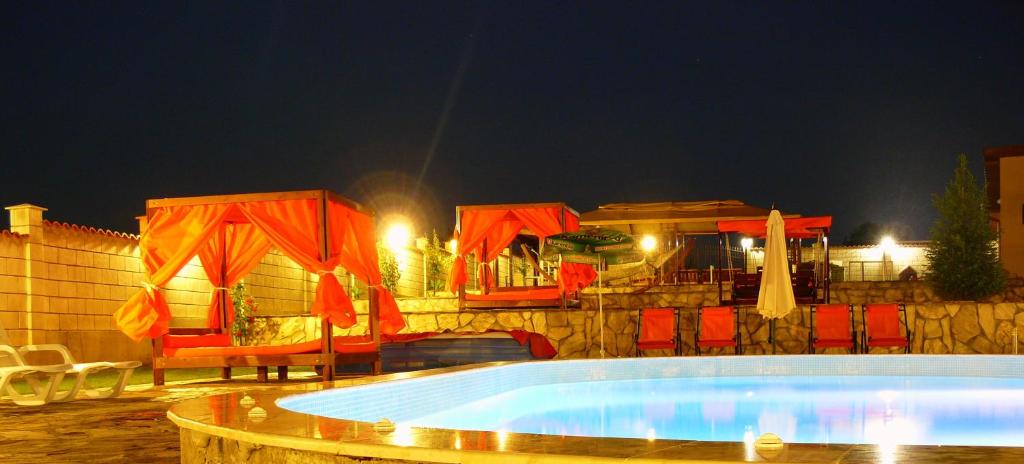 Bazén v ubytování Guest House Arima nebo v jeho okolí
