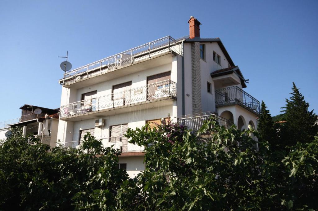 een wit gebouw met bomen ervoor bij Apartments with WiFi Crikvenica - 5555 in Crikvenica