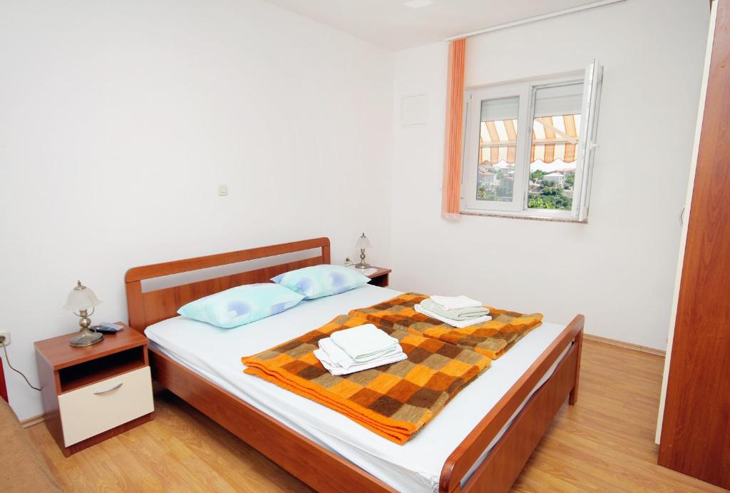 Posteľ alebo postele v izbe v ubytovaní Apartments and rooms with parking space Senj - 5569