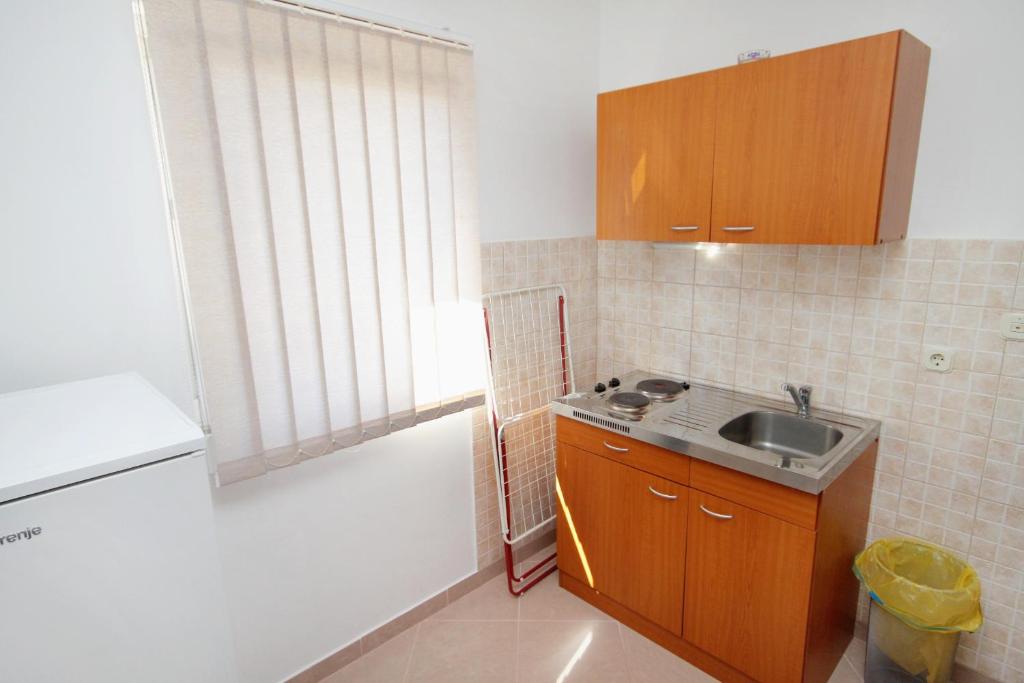 Kuchyňa alebo kuchynka v ubytovaní Apartments and rooms with parking space Senj - 5569