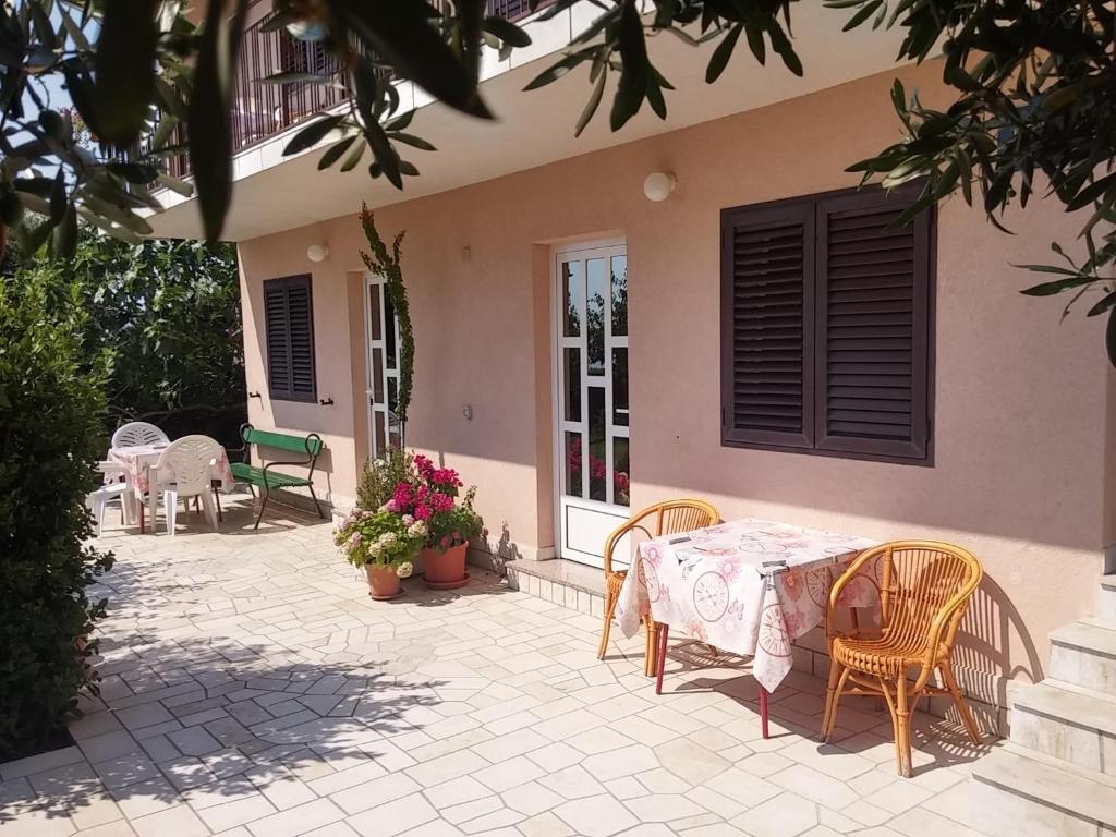 Patio nebo venkovní prostory v ubytování Apartment Novi Vinodolski 5587c