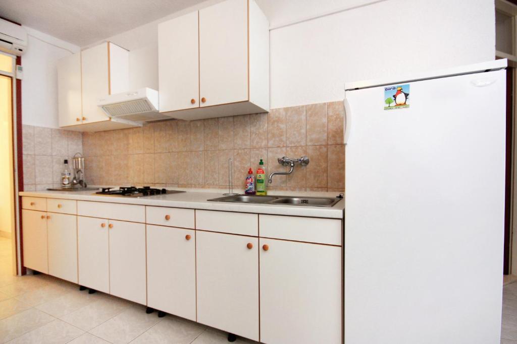 Kuchyň nebo kuchyňský kout v ubytování Apartments by the sea Cove Solotisa, Hvar - 5610