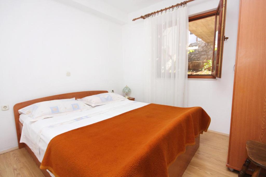 Postel nebo postele na pokoji v ubytování Apartments by the sea Cove Solotisa, Hvar - 5610