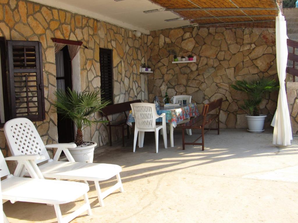 Patio lub wspólna przestrzeń na świeżym powietrzu w obiekcie Seaside secluded apartments Cove Pobij, Hvar - 5633