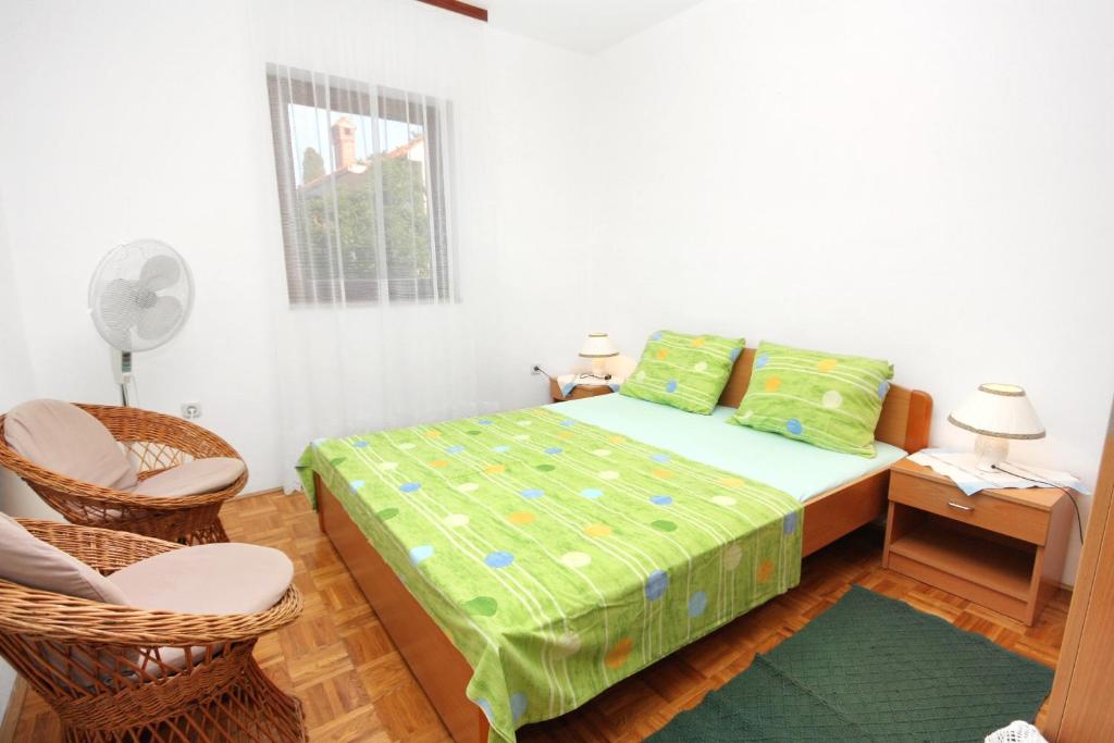 Apartments with parking space Supetar, Brac - 5663