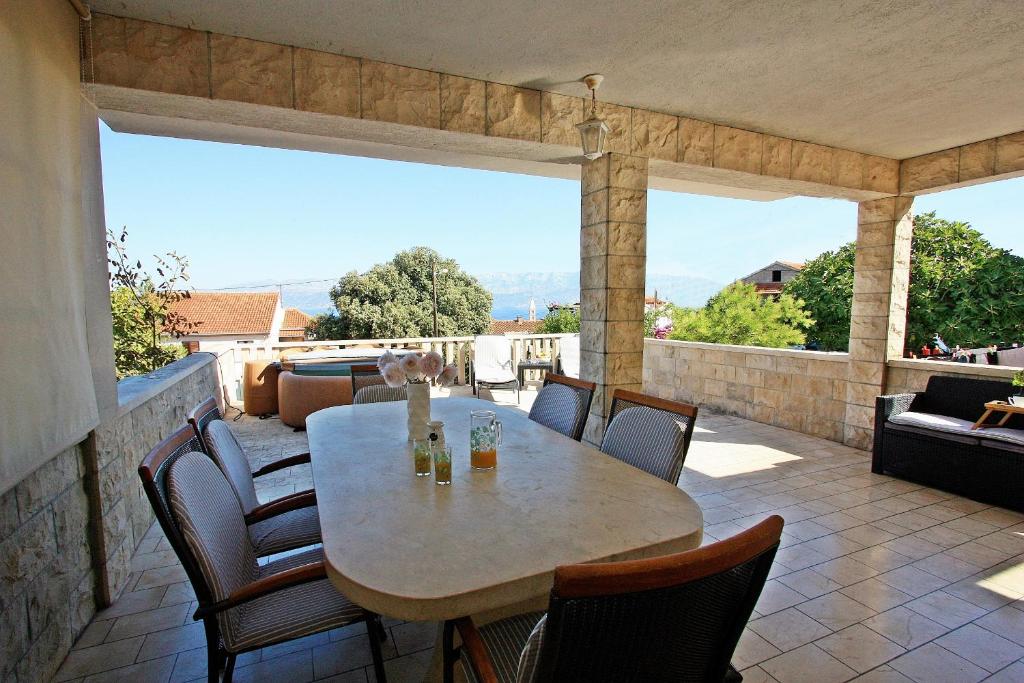 Apartments with parking space Supetar, Brac - 5662