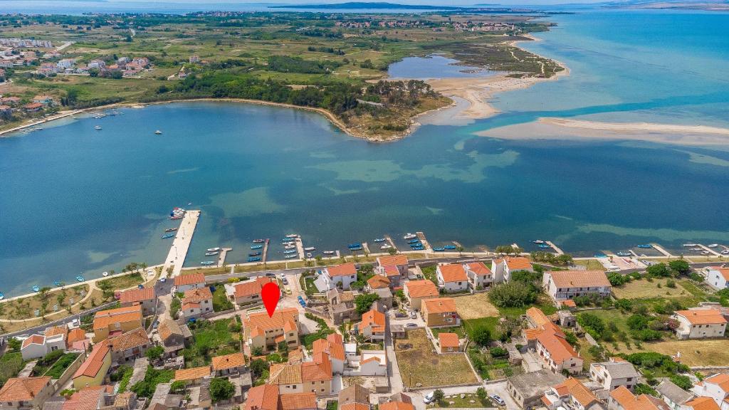 uma vista aérea de uma cidade e de um lago em Studio Nin 5666b em Nin