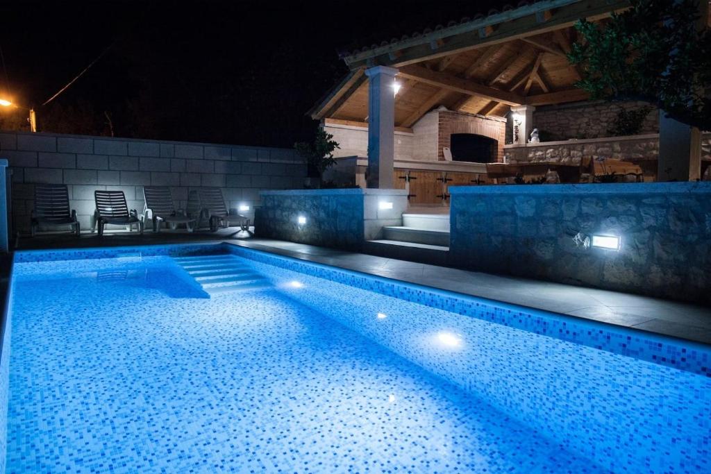 Bazén v ubytovaní Apartments and rooms with a swimming pool Pucisca, Brac - 5637 alebo v jeho blízkosti