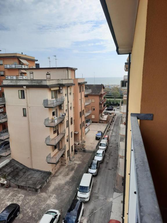uma vista para uma rua da cidade com carros estacionados em APPARTAMENTO IN SOTTOMARINA DI CHIOGGIA em Chioggia