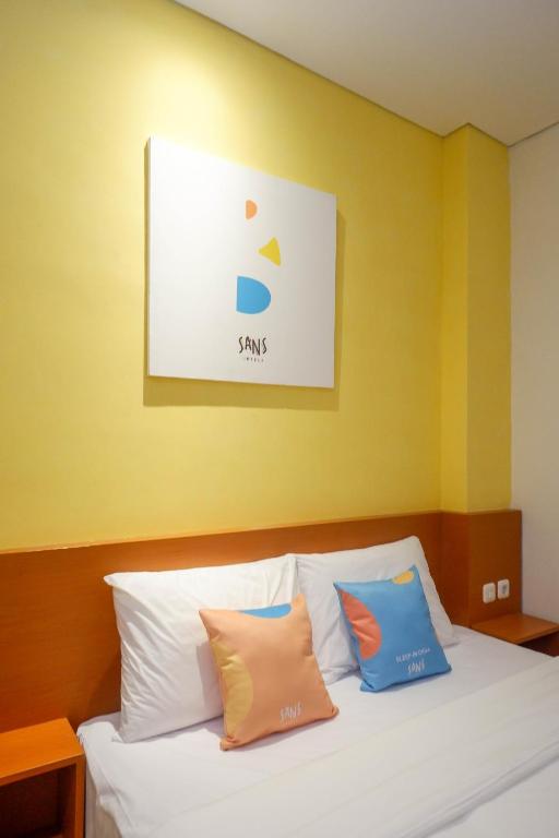 Postel nebo postele na pokoji v ubytování Sans Hotel Pippo Yogyakarta by RedDoorz