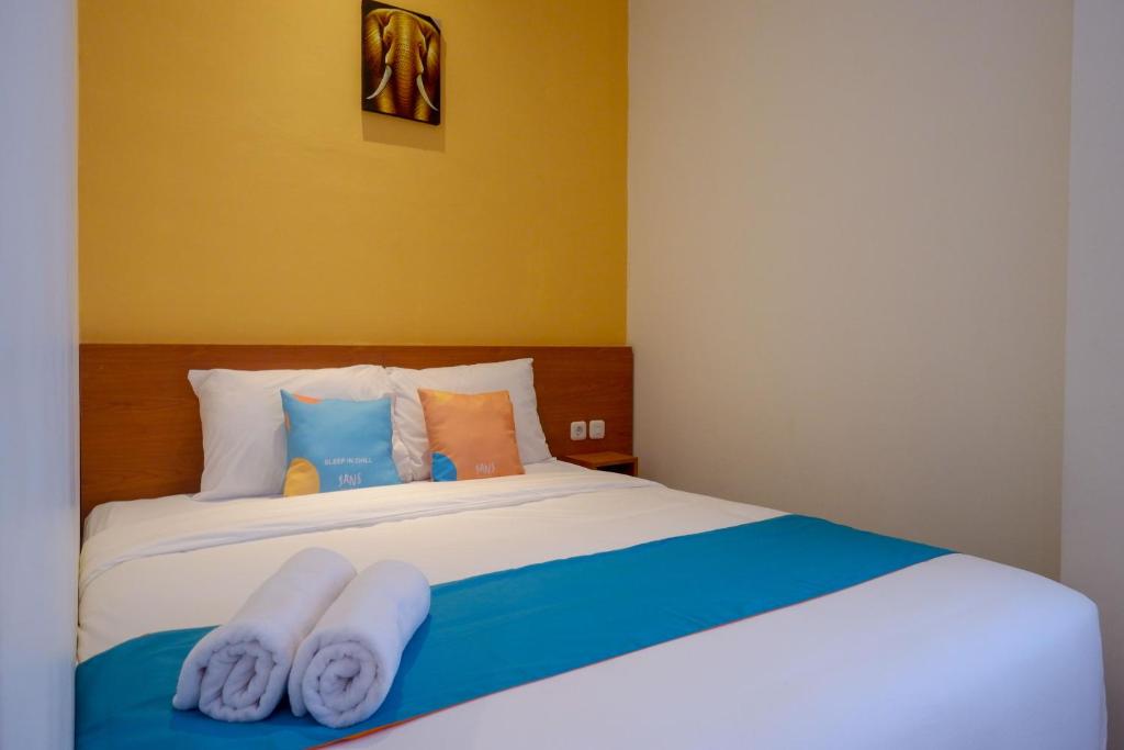 Postel nebo postele na pokoji v ubytování Sans Hotel Pippo Yogyakarta by RedDoorz