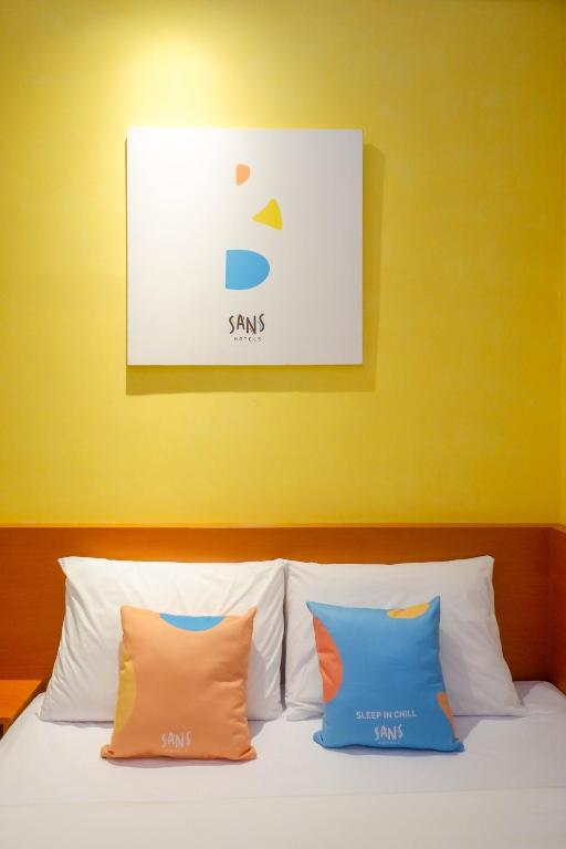Postel nebo postele na pokoji v ubytování Sans Hotel Pippo Yogyakarta by RedDoorz