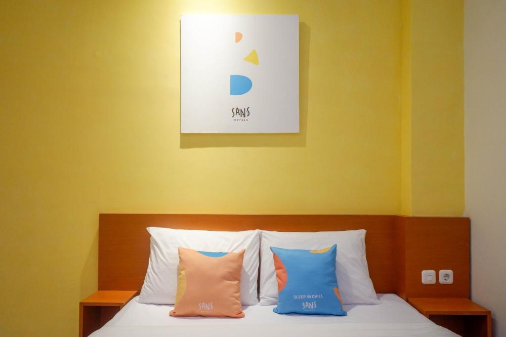 Postel nebo postele na pokoji v ubytování Sans Hotel Pippo Yogyakarta by RedDoorz