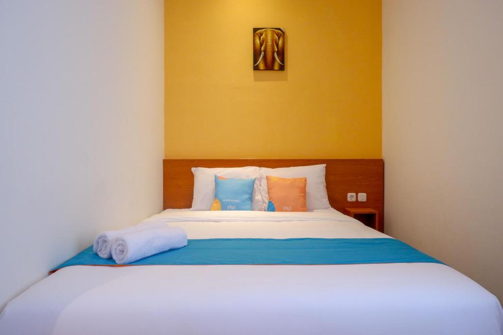 Postel nebo postele na pokoji v ubytování Sans Hotel Pippo Yogyakarta by RedDoorz