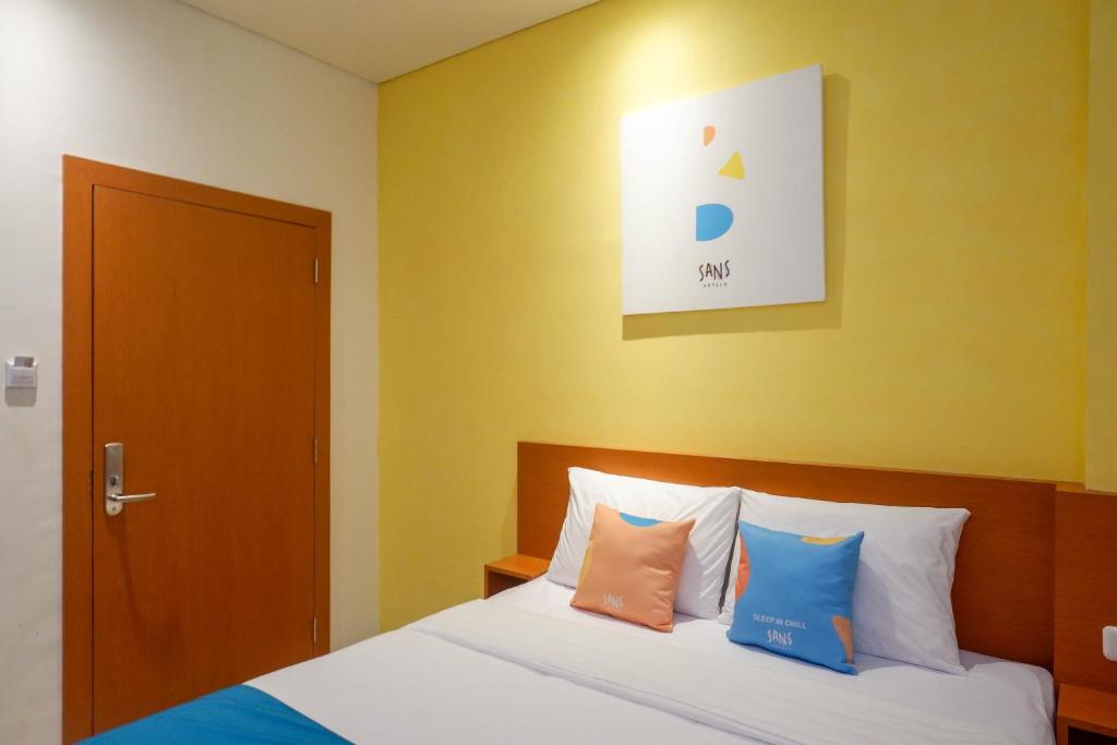 Postel nebo postele na pokoji v ubytování Sans Hotel Pippo Yogyakarta by RedDoorz