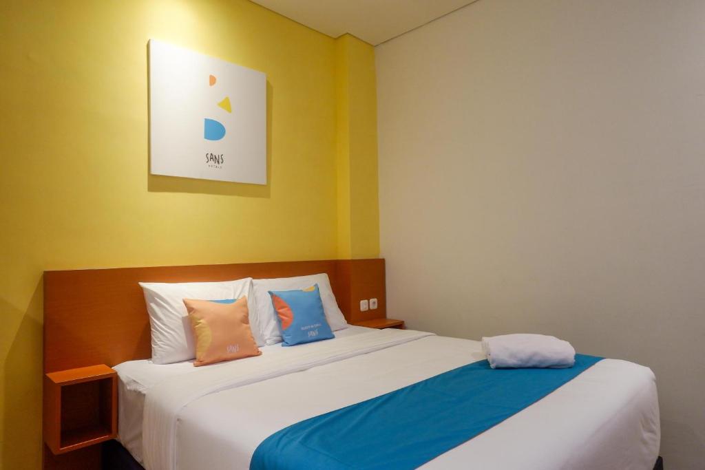 Postel nebo postele na pokoji v ubytování Sans Hotel Pippo Yogyakarta by RedDoorz