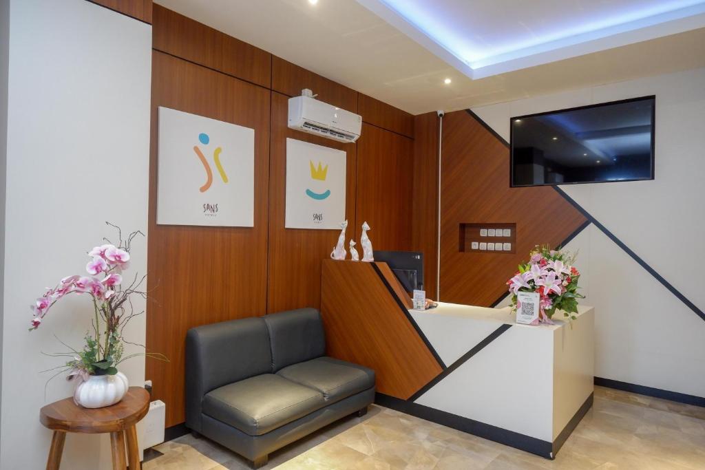 TV a/nebo společenská místnost v ubytování Sans Hotel Pippo Yogyakarta by RedDoorz