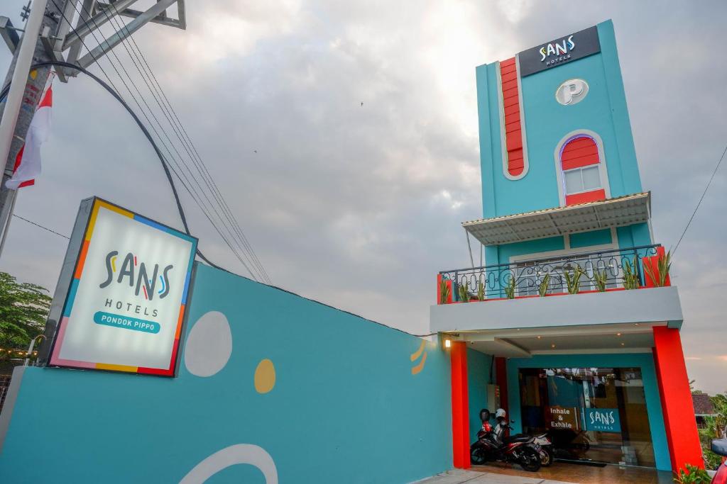 a store with a sign in front of it at Sans Hotel Pippo Yogyakarta by RedDoorz in Yogyakarta
