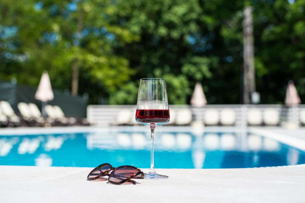 Bazén v ubytování HOTEL VITAL nebo v jeho okolí