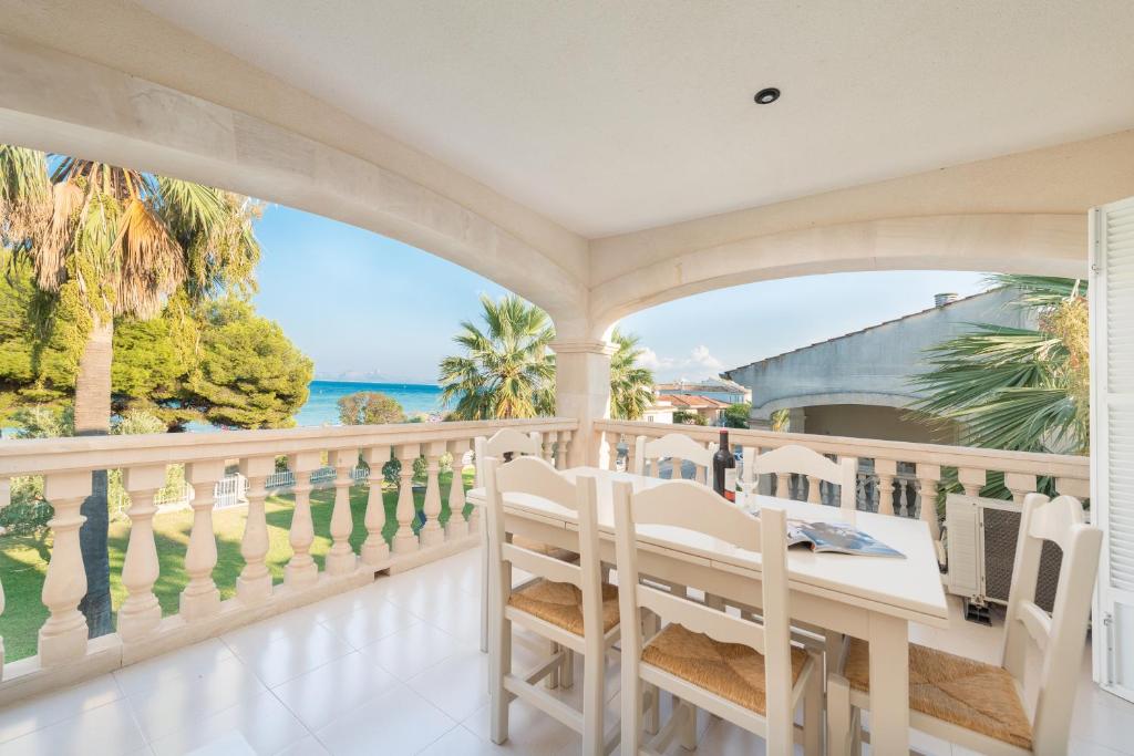 balcón con mesa, sillas y vistas al océano en New!APARTAMENTO SUN OF THE BEACH 2B, en Alcudia