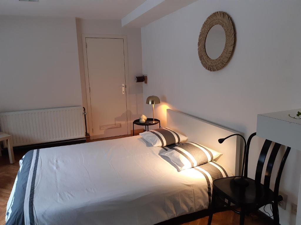 Postel nebo postele na pokoji v ubytování Studio pratique en ville