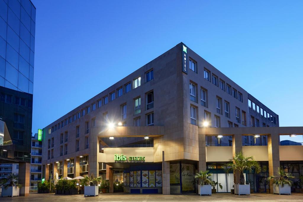 a building with a bus service sign in front of it at ibis Styles Toulon Centre Port in Toulon