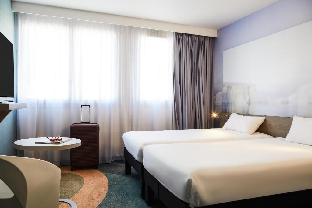 a hotel room with two beds and a table at ibis Styles Toulon Centre Port in Toulon