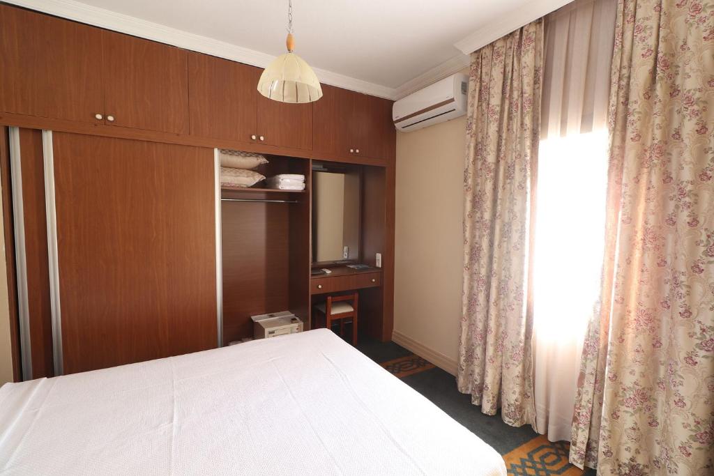 Postel nebo postele na pokoji v ubytování Azka Hotel