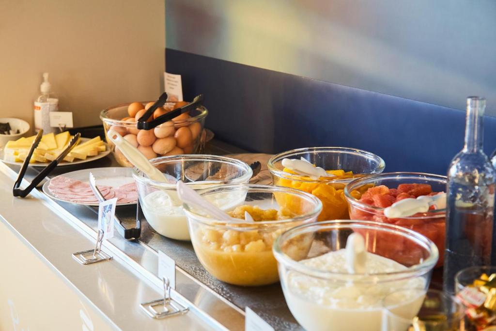 a buffet with bowls of food on a counter at ibis Styles Toulon Centre Port in Toulon