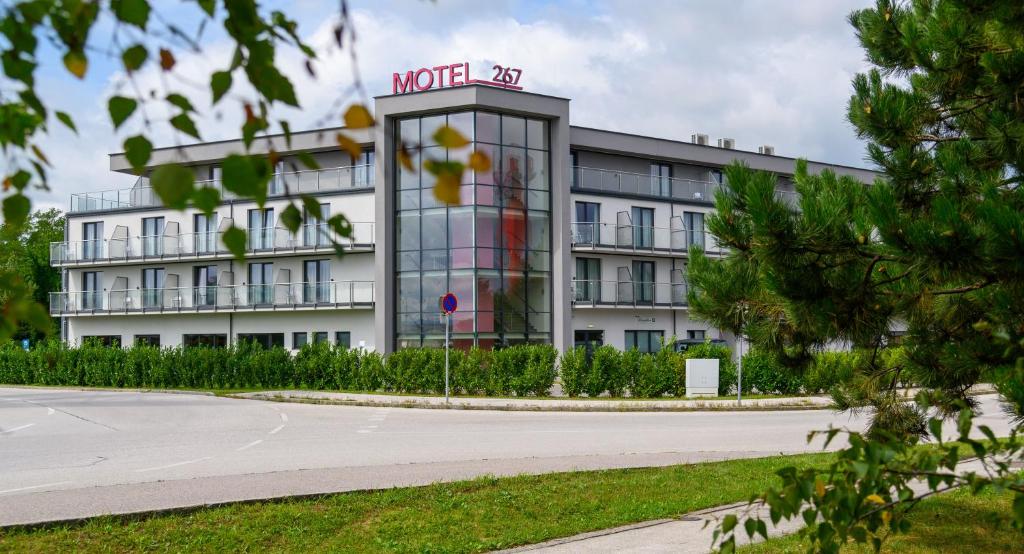 un edificio con un cartel de motel encima en Motel 267, en Sankt Pölten