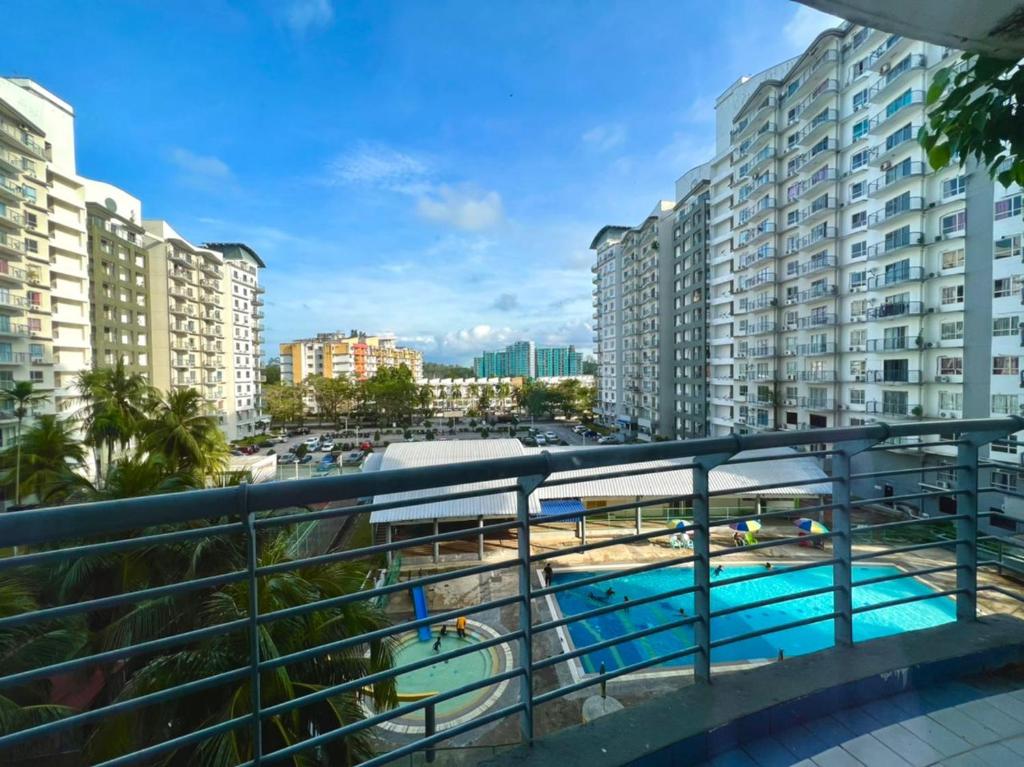 uma varanda com piscina e edifícios em PD VIP Pool View w WiFi - Anugerah Staycation em Porto Dickson