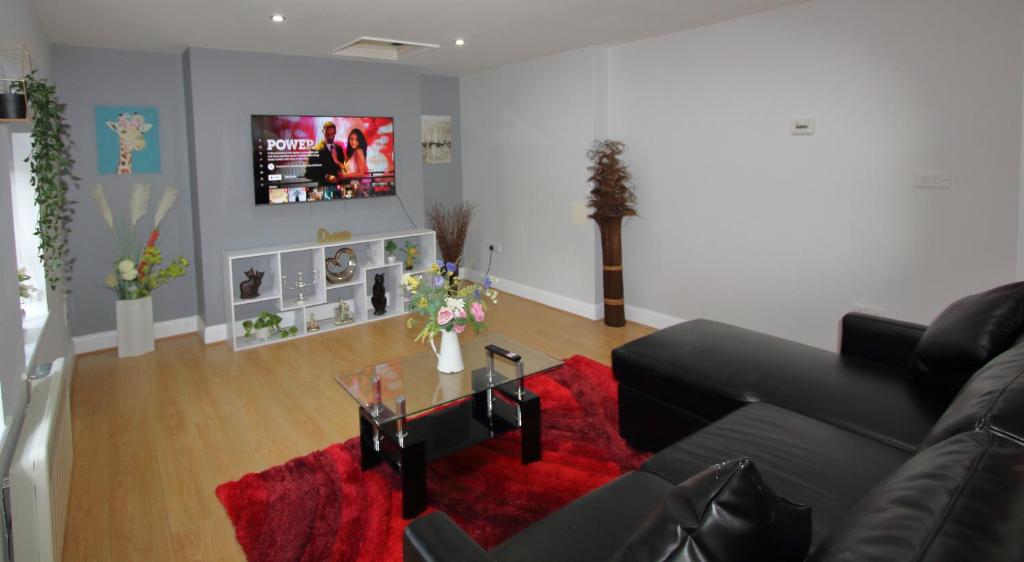 Stunning 2 Bed 2 Bath Flat & Parking by CozyNest