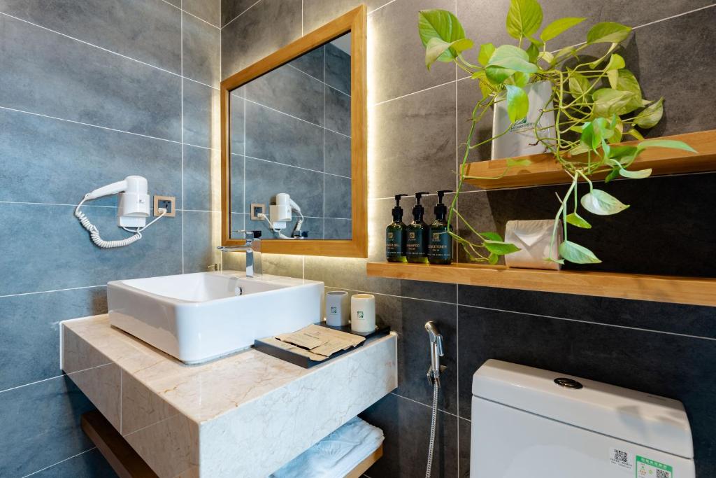 Phòng Studio Có Giường Cỡ King Và Ban Công Nhìn Ra Thành Phố